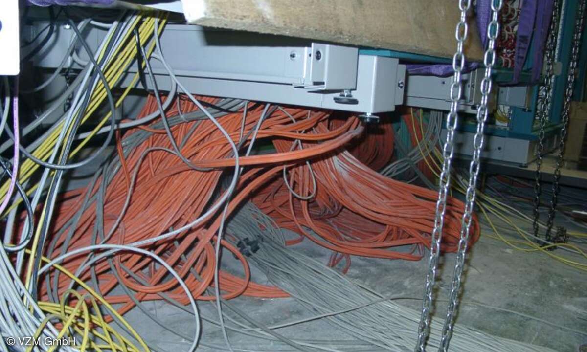 Kabel im Doppelboden können zum Ausfall der Klimatisierung führen.