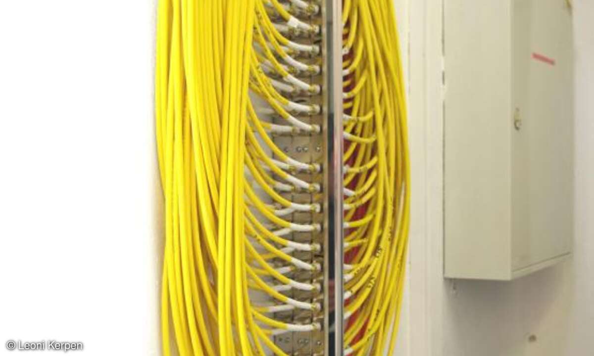 Die platzsparenden Kabelanschlussfelder werden ohne Rückwand direkt auf die massive Rohwand montiert