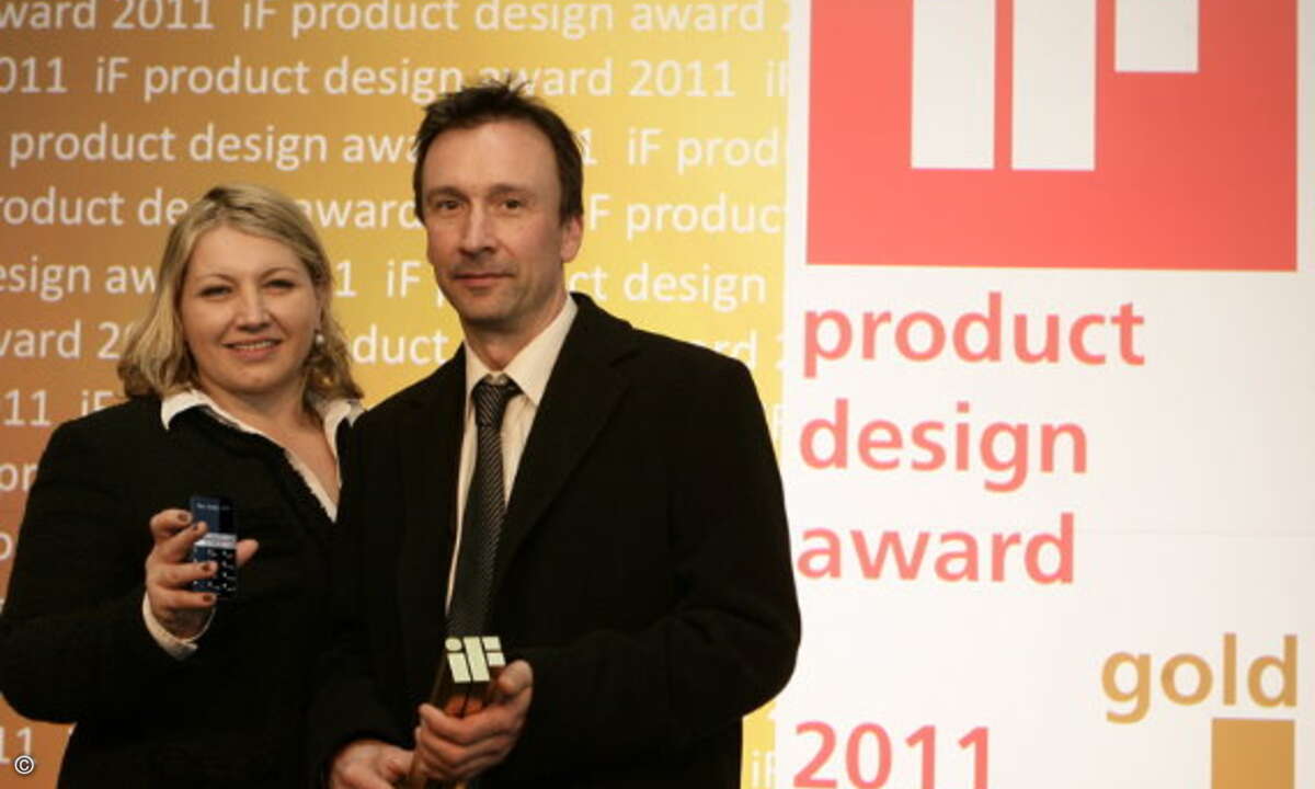 Karin Schaumberger, Chief Marketing Officer von Emporia Telecom mit Produktdesigner Marcus Anlauff