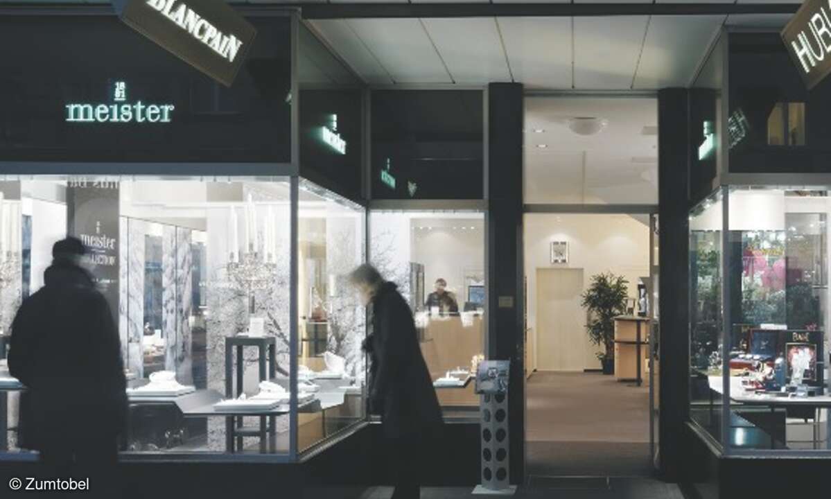 Meister Juwelier im LED-Licht