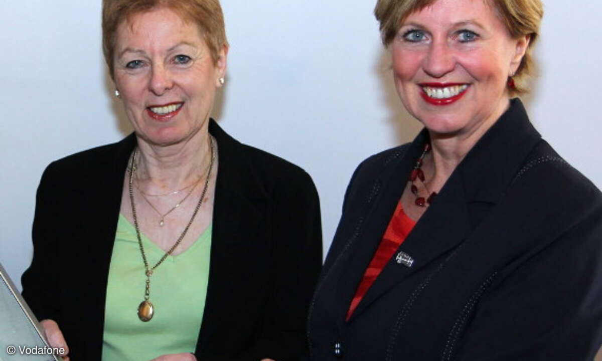Angelica Schwall-Düren, Ministerin (li.) für Bundesangelegenheiten, Europa und Medien des Landes Nordrhein-Westfalen, und Lisa Stremlau (re.), Bürgermeisterin der Stadt Dülmen.