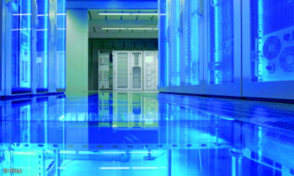 Im Rechenzentrum hat sich der 19-Zoll-Standard für Einbaukomponenten vom Netzwerk-Switch bis zum Blade-Server durchgesetzt. Hier im Bild das Rechenzentrum, das Rittal auf der CeBIT 2011 präsentiert hat.