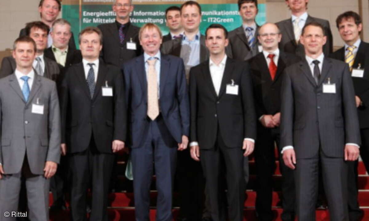 Bei der Auftaktkonferenz am 3. Mai 2011 im Bundesministerium für Wirtschaft für Technologie ist der Startschuss für den neuen Technologieschwerpunkt IT2Green gefallen. Bernd Hanstein (Mittlere Reihe, 3. von rechts) präsentierte das Modellprojekt, das