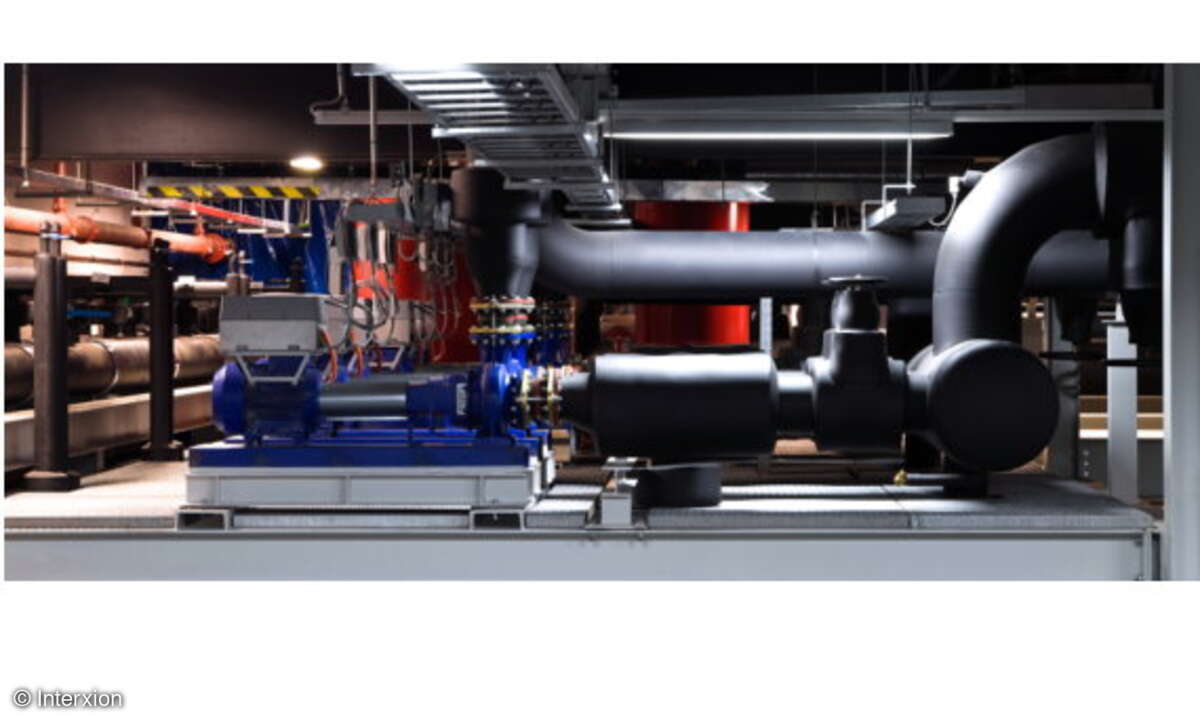Blick in das kühle Herz des Rechenzentrums. Die Pumpen des Kühlsystems auf der linken Seite verteilen das kalte Wasser über die Rohre auf der rechten Seite im gesamten Rechenzentrum.