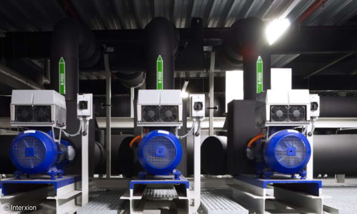 Blick von vorne auf die Pumpen des Kühlsystems inklusive der Rohre (im Hintergrund), in denen das kalte Wasser durch das Rechenzentrum transportiert wird.