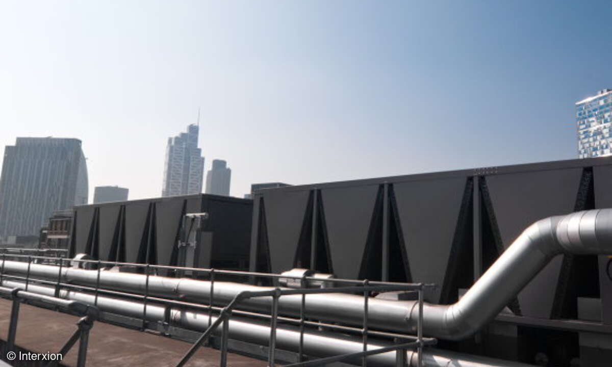 Freikühlungssysteme auf den Dächern von Rechenzentren nutzen die Umgebungsluft, um das Wasser kühl zu halten. Dies ist eine besonders energieeffiziente Methode der Klimatisierung.