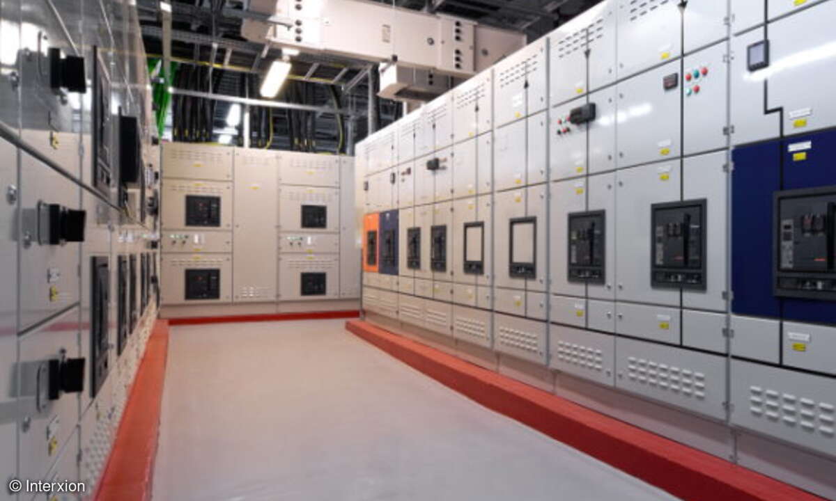 Ohne entsprechende Stromversorgung ist der Betrieb von modernen High-Density-Installationen nicht möglich. Zwei redundante Systeme sorgen für eine ununterbrochene Stromzufuhr. Fällt ein System aus, springt das andere ohne Verzögerung ein.