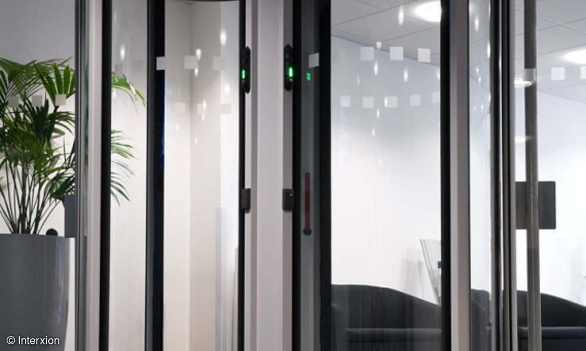 Wer die Rechenzentren von Interxion betreten möchte, muss dies durch Personenvereinzelungsanlagen tun. Hier erfolgt eine biometrische Authentifizierung. Darüber hinaus wird jede zutretende Person gewogen, sodass es unmöglich ist, das Rechenzentrum mi