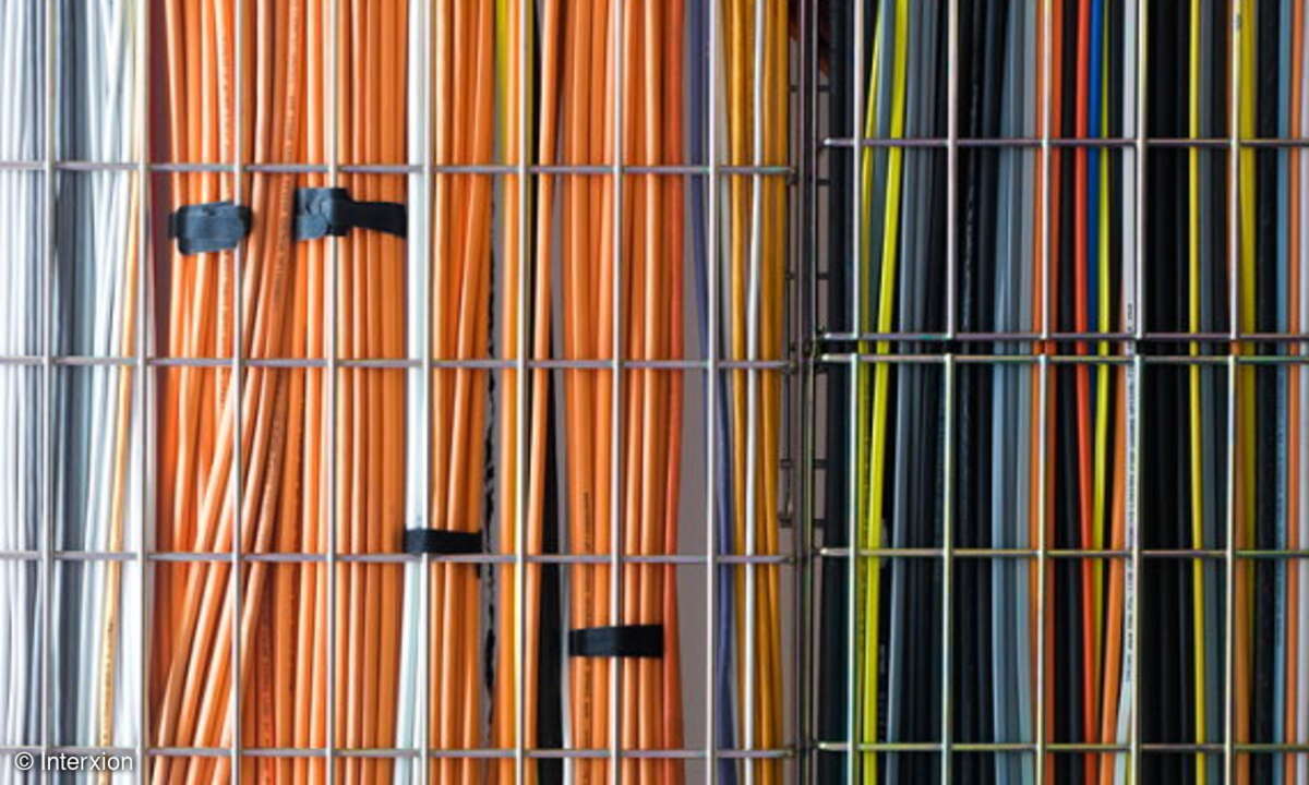 Im Overhead-Kabelkanal laufen die signalführenden Kabel. Durch sie ist die Vernetzung über hochverdichtete Kabelkonfigurationen im gesamten Rechenzentrum möglich.