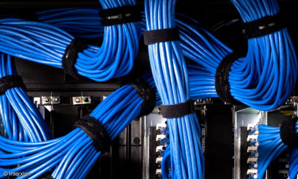Nahaufnahme eines Patch-Panels mit blauer Verkabelung. Ein Patch-Panel oder auch Patchbay bündelt unzählige Kabelverbindungen und strukturiert so die Verkabelung im Rechenzentrum.