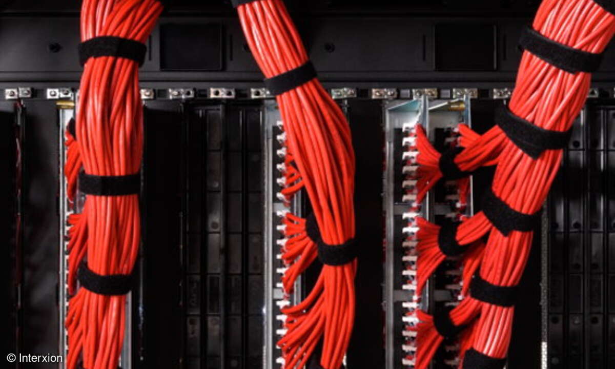 Die Server sind in diesem Rechenzentrum mit roten Kabeln verbunden.
