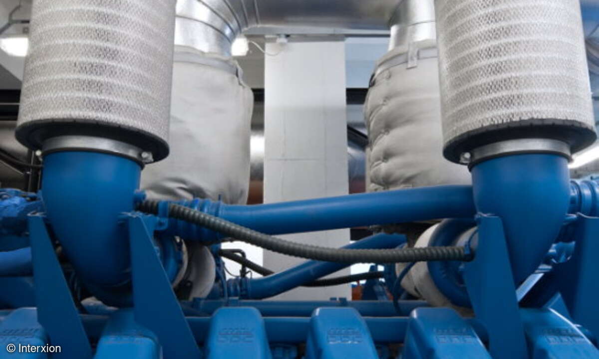 Die Stromversorgung eines Rechenzentrums ist nicht nur von der redundant ausgelegten externen Zuleitung abhängig. Bei einem Ausfall der externen Versorgung übernehmen im ersten Schritt Batterienetze und im zweiten Schritt Generatoren die unterbrechun
