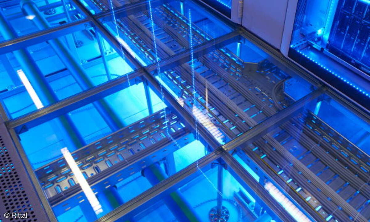 Umluft-Klimasysteme kommen in Server-Räumen mit Doppelboden zum Einsatz. Die warme Abluft der Server-Schränke wird an der Geräteoberseite abgesaugt und entweder mit Wasser oder einem Kältemittel in einem geschlossenen Wärmetauscher gekühlt. Zudem wir