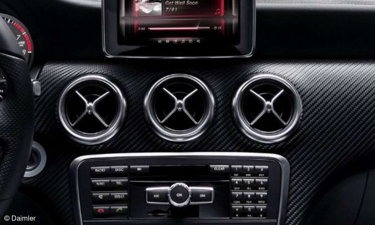 Mercedes-Benz macht Smartphones mobil und bindet die elektronischen Begleiter künftig voll in die Infotainmentsysteme im Auto ein.