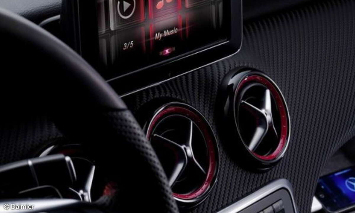 Mercedes-Benz macht Smartphones mobil und bindet die elektronischen Begleiter künftig voll in die Infotainmentsysteme im Auto ein.