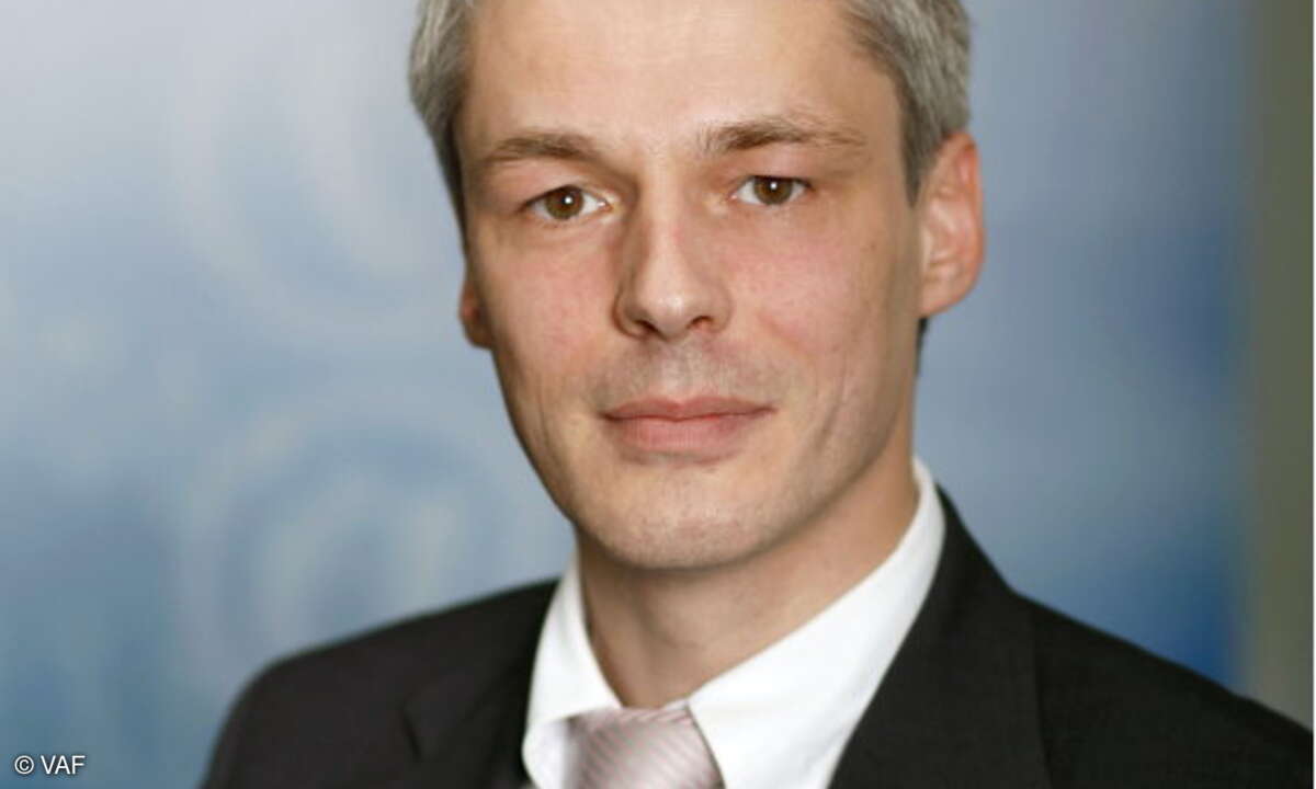 Martin Bürstenbinder, Geschäftsführer des Systemhausverbands VAF e.V.: Bisher bedeuten VoIP-Projekte mit Anschaltung über SIP-Trunking, dass jedes Mal das Rad neu erfunden werden muss. Wenn je nach geografischem Standort des Projekts, je Carrier, Her