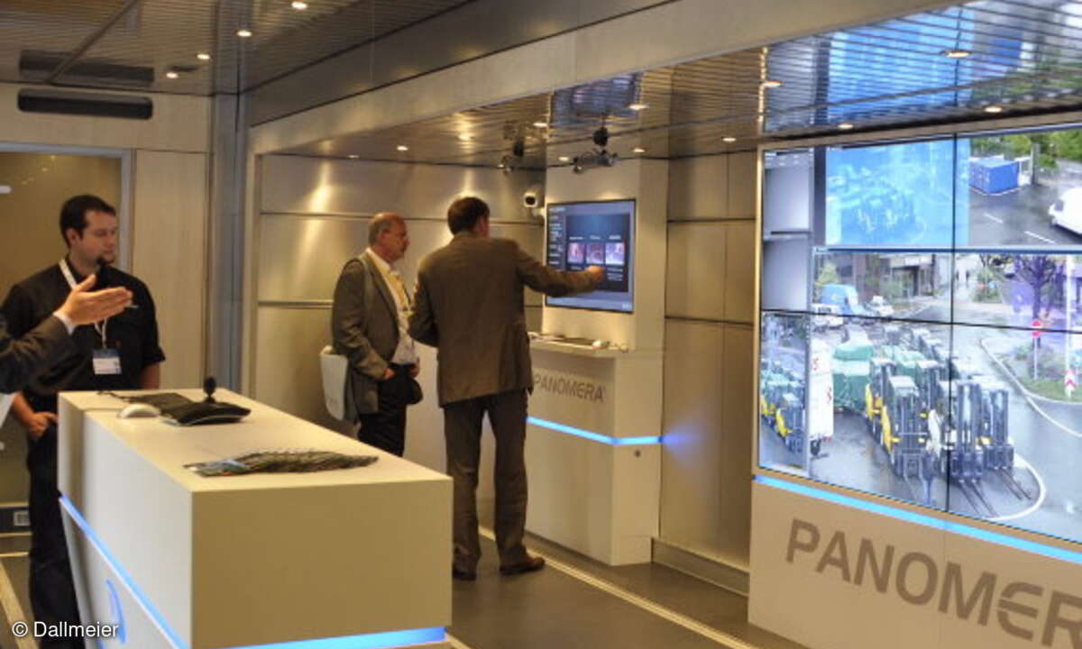 Im inneren des Trucks konnten sich die Besucher der Security 2012 vom Panomera-System selbst überzeugen.
