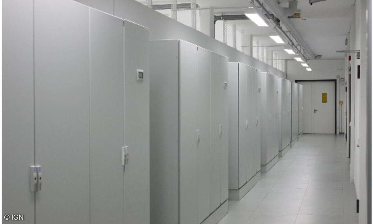 Die Klimaschränke stehen an der Längsseite des Datacenters und blasen die Kaltluft in den Druckdoppelboden der Colocationsfläche. Die Warmluft gelangt über die Öffnungen im Wandbereich unter der Decke zurück zu den Klimageräten.