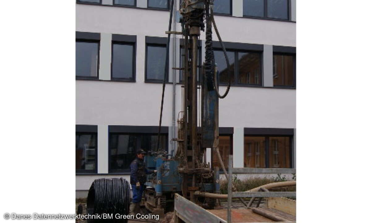 Für den Bau einer Geothermieanlage wird schweres und dennoch transportables Bohrgerät aufgefahren.