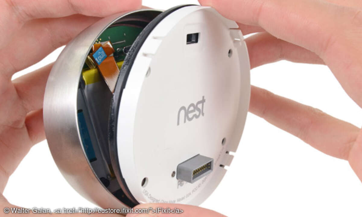 Das Smart-Thermostat von Nest wird aufgeschraubt