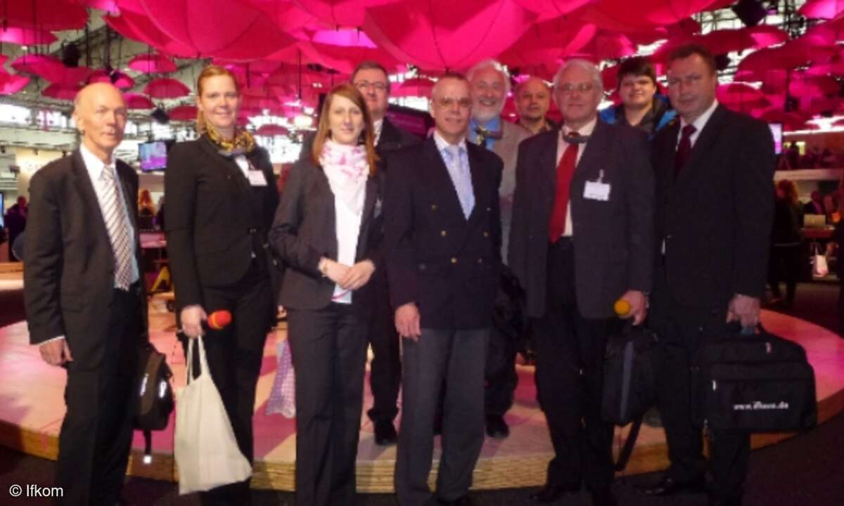 Teilnehmer der Ifkom-Fachführung auf der CeBIT am Stand der Deutschen Telekom AG