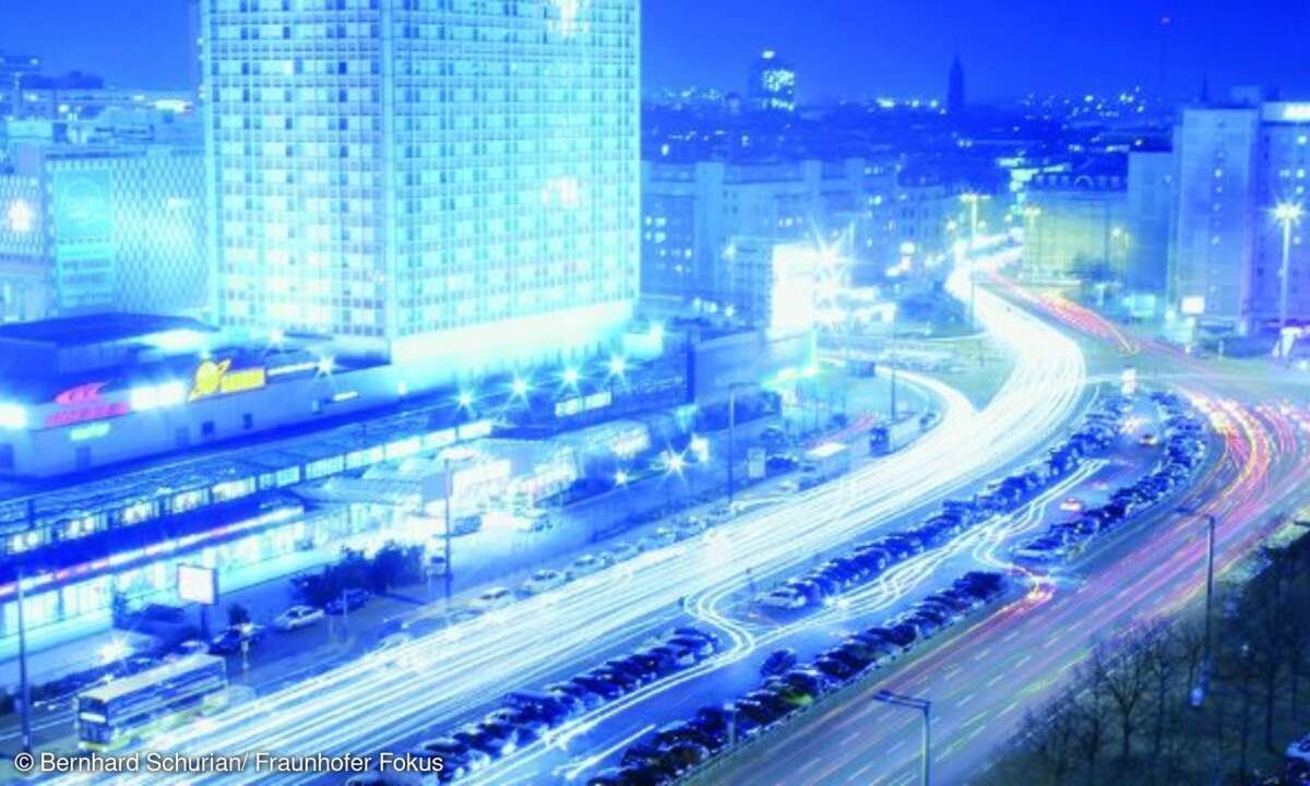 Alexanderplatz bei Nacht: Zukünftig werden effiziente Kommunikationsinfrastrukturen in Gebäuden, Straßen und Institutionen integriert sein. Die Städte der Zukunft werden dank Informations- und Kommunikationstechnologien immer schlauer.