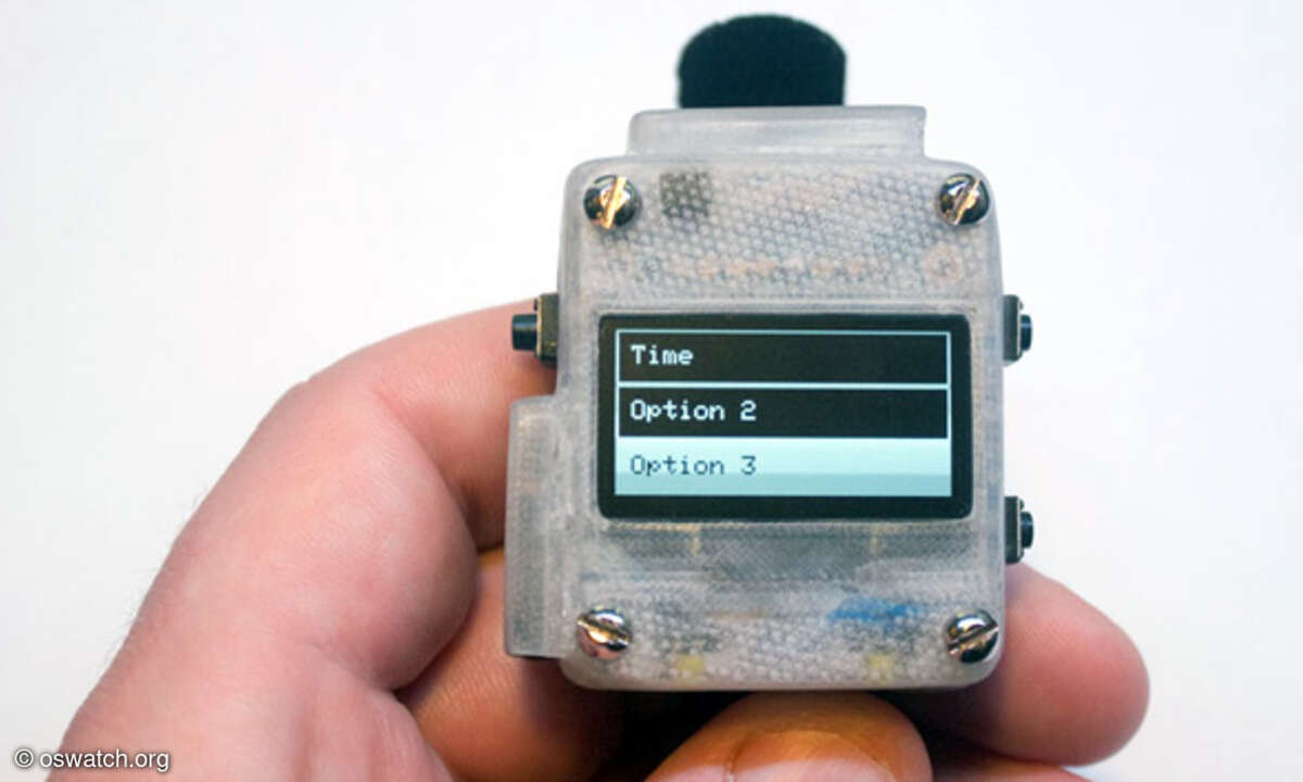 Die Open Source Watch wird in einer Hand gehalten, das Display zeigt ein Menü.