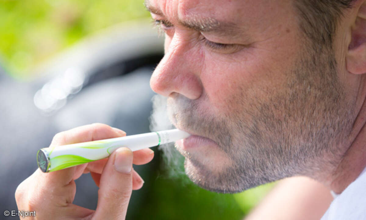Ein Kiffer raucht mit dem e-Joint aus Holland.