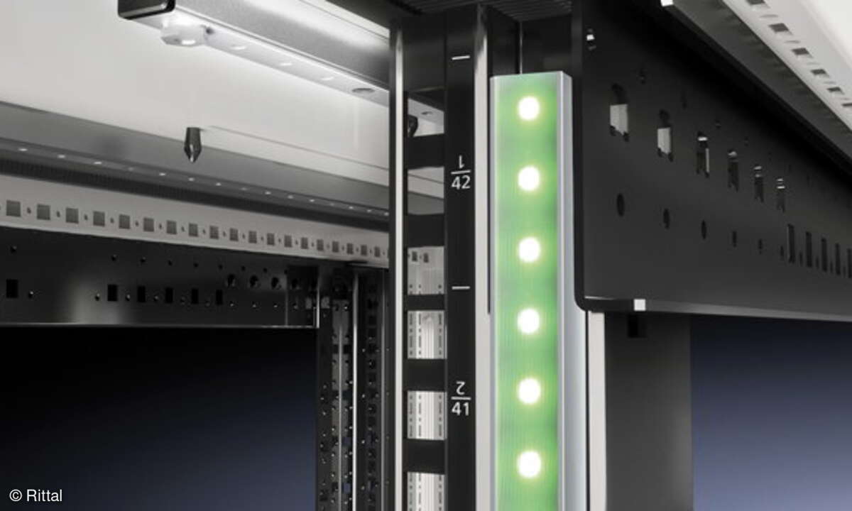 Eine RFID-Leiste erfasst die im Rack eingebauten Server und Switche. Dazu sind pro Höheneinheit drei Antennenelemente sowie LEDs zur Signalisierung integriert.