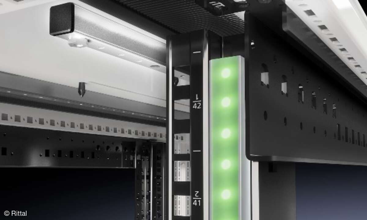 Eine RFID-Leiste erfasst die im Rack eingebauten Server und Switche. Dazu sind pro Höheneinheit drei Antennenelemente sowie LEDs zur Signalisierung integriert.