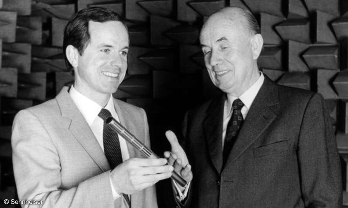 Prof. Dr. Fritz Sennheiser übergibt 1982 die Unternehmensleitung an seinen Sohn Jörg Sennheiser.