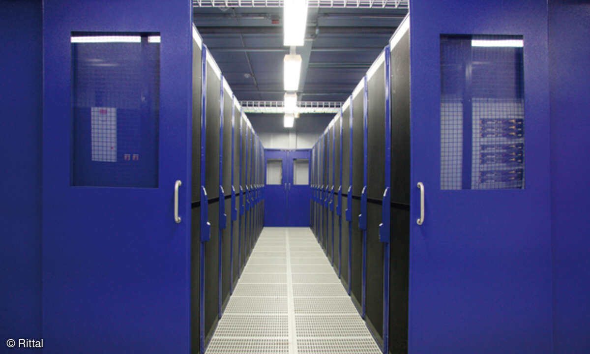 120 Serverschränke sind in einer Kalt-Warmgang-Architektur angeordnet. Die Lackierung erfolgte im Corporate-Design der TÜV Nord Group.