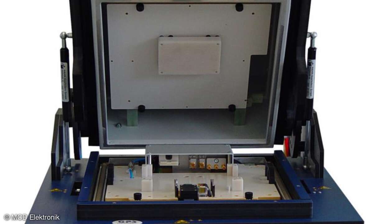 Der EOL-Tester mit geöffneter HF-dichter Haube.
