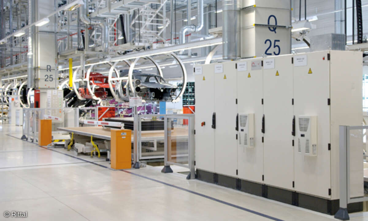 Stark vereinfacht könnte man sagen, dass Industrie 4.0 eine IP-Adresse für jedes noch so kleine Element in der Fertigungsstraße, bis hinunter zu 24-Volt-Stromversorgung auf der Hutschiene, nach sich zieht. Die Unternehmen der Automobil- industrie mit