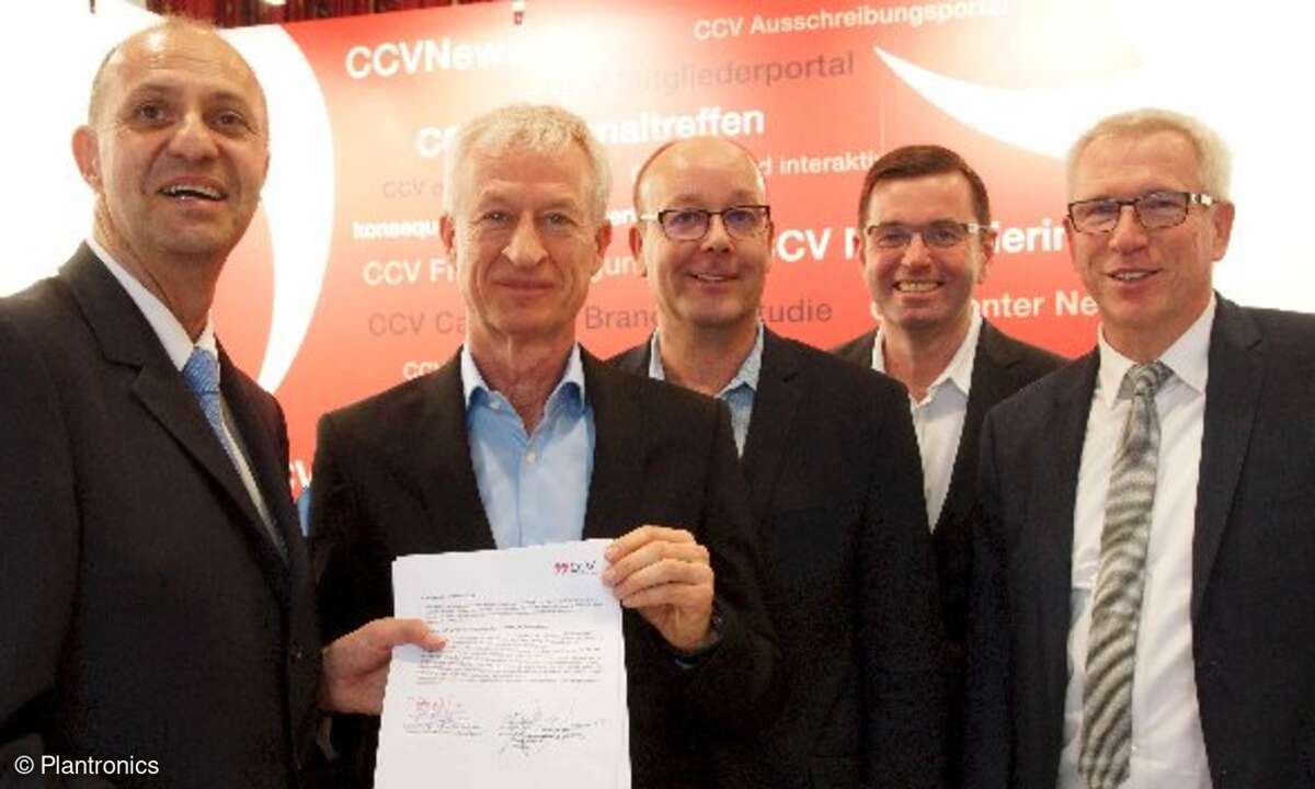 Übergabe der Sponsor-Vereinbarung auf der CCW 2015 mit Manfred Stockmann, Präsident des CCV, Philip Vanhoutte, Plantronics Senior Vice President und Managing Director Europa & Afrika, Norbert Hirsch, Plantronic Sales Manager Contact Center, Henning S
