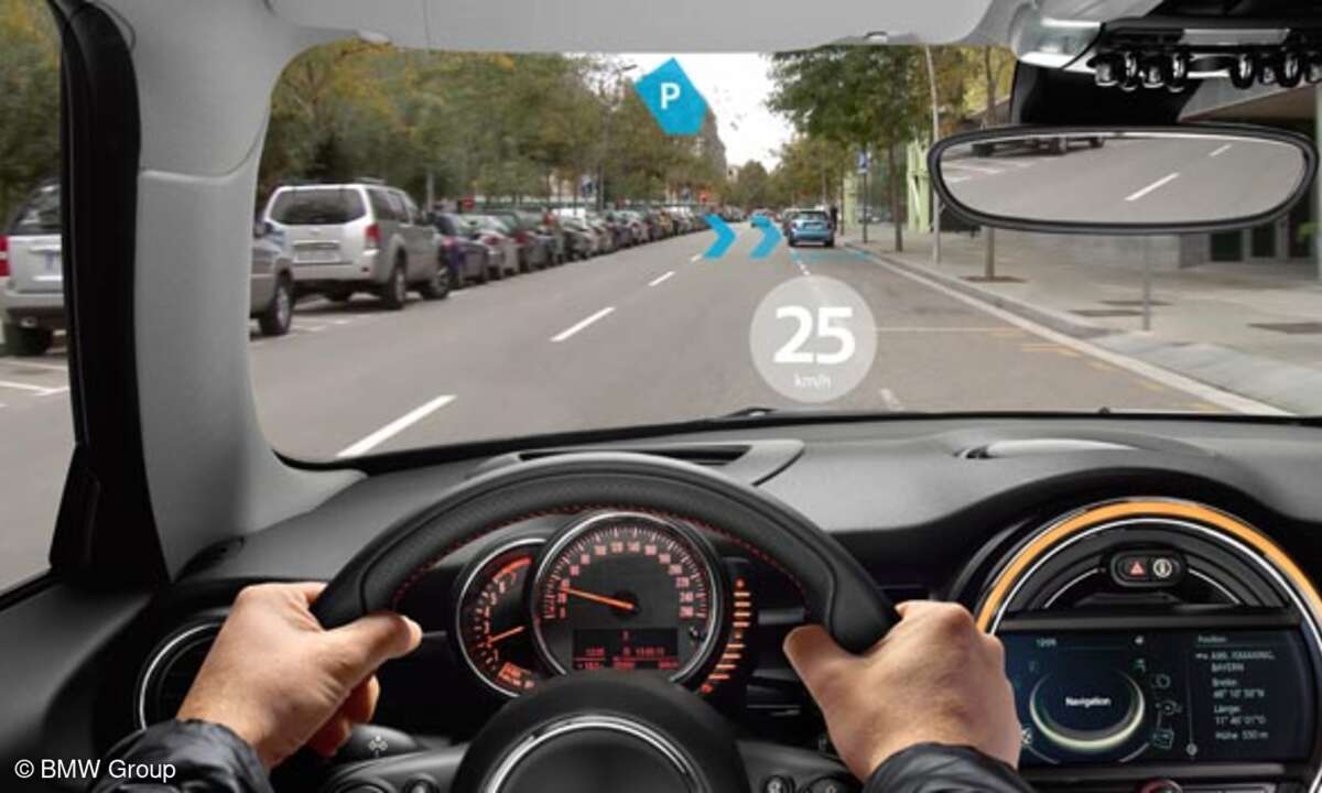 Kombination des realen Verkehrsgeschehen und virtuellen Hinweise dank der Augmented-Reality-Brille von Mini.