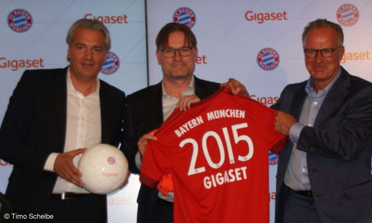 Jörg Wacker, Vorstand für Internationalisierung und Strategie beim FC Bayern München, Charles Fränkl, CEO bei Gigaset, und Karl-Heinz Rummenigge, Vorstandsvorsitzender beim FC Bayern München, freuen sich über die Partnerschaft.