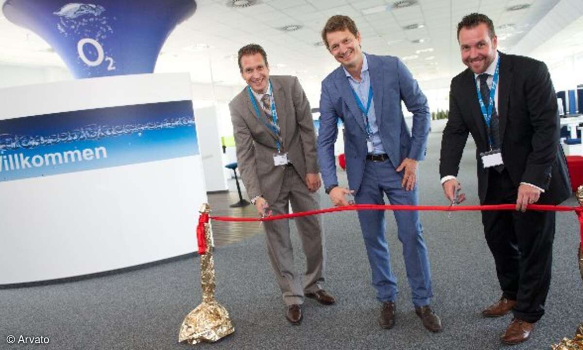 (V.l.n.r.): Daniel Welzer, Vorsitzender der Geschäftsführung Arvato CRM Solutions Deutschland; Michael Havas, Director Customer Services & Sales bei Telefónica Deutschland; Standortleiter Frank Lorth
