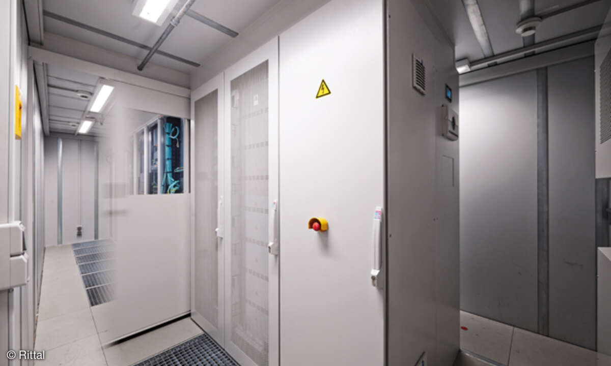Im Rechenzentrum sind die technischen Komponenten wie die Kälteerzeugung, Energieversorgung/-absicherung und Feuerlöschtechnik von den aktiven IT-Systemen räumlich getrennt.