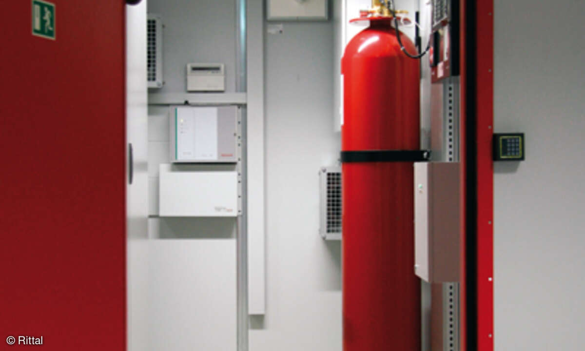 Zur grundlegenden Gebäudesicherheit gehören auch Brandfrühsterkennung und moderne Löschsysteme. Löschanlagen minimieren Hardware-Schäden im Rechenzentrum, indem Löschmittel wie Stickstoff oder Argon die Verbrennung stören: Sie setzen den Sauerstoffge