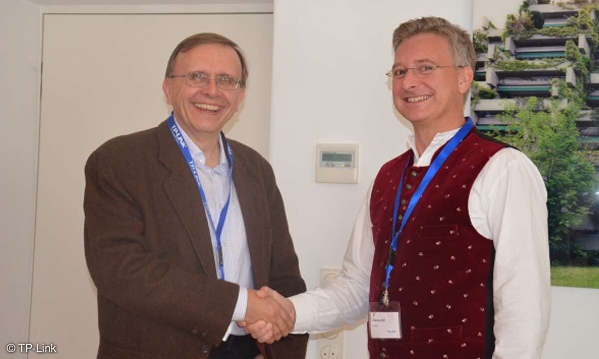 Dr. Kurt Aretz, Head of Voice Consumer Products von Gigaset (li.) und Thomas Jell, Sales Director Consumer von TP-Link
