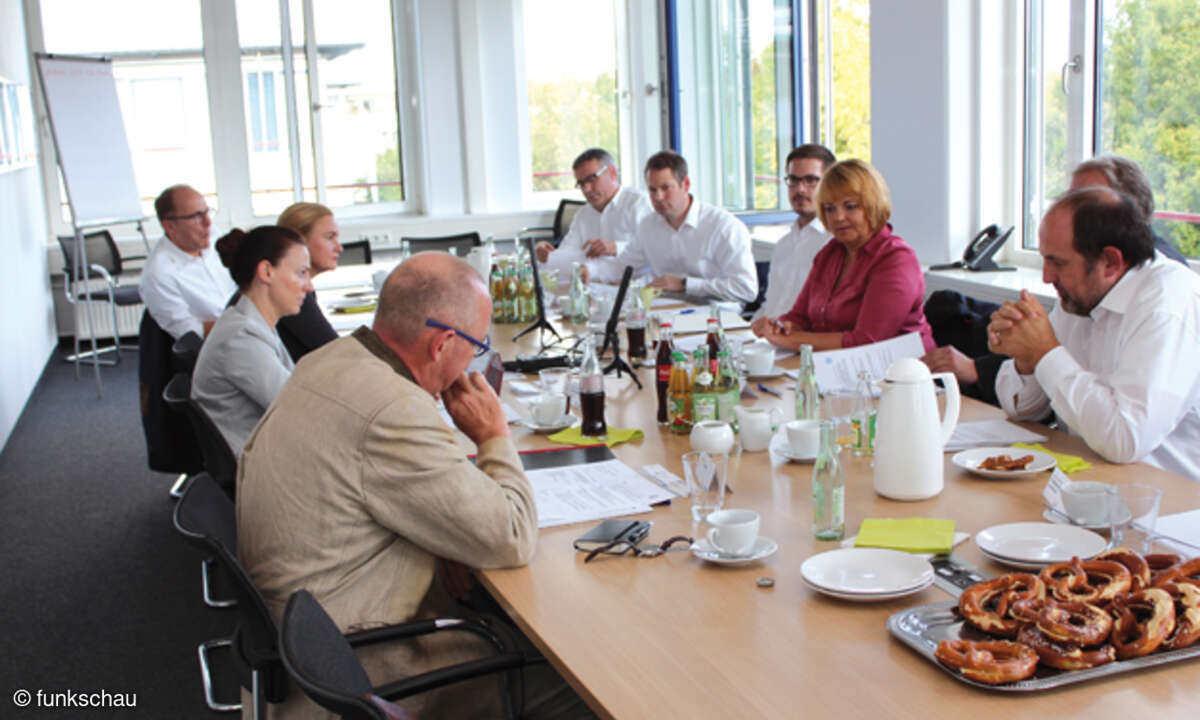 Die Expertenrunde (v.li.): Georg Walkenbach (Beurer), Sofie Steuer (funkschau & elektrobörse handel), Claudia Rayling (funkschau & elektrobörse handel), Jürgen Boyny (GfK), Holger Henke  (Cuciniale), Dr. Daniel Heubach (Kärcher), Alexander Becker (Kä