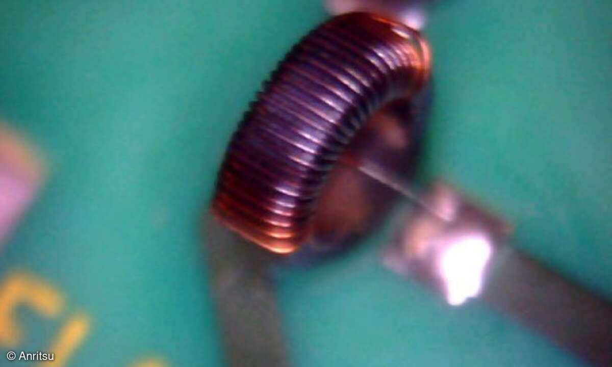 Das Bild zeigt eine Ringspule als ESD-Schutzvorrichtung, die Teil eines Schutzschaltkreises für einen HF-Ausgangsverstärker ist. Nach einem ESD-Einschlag zeigt sich eine Verfärbung.