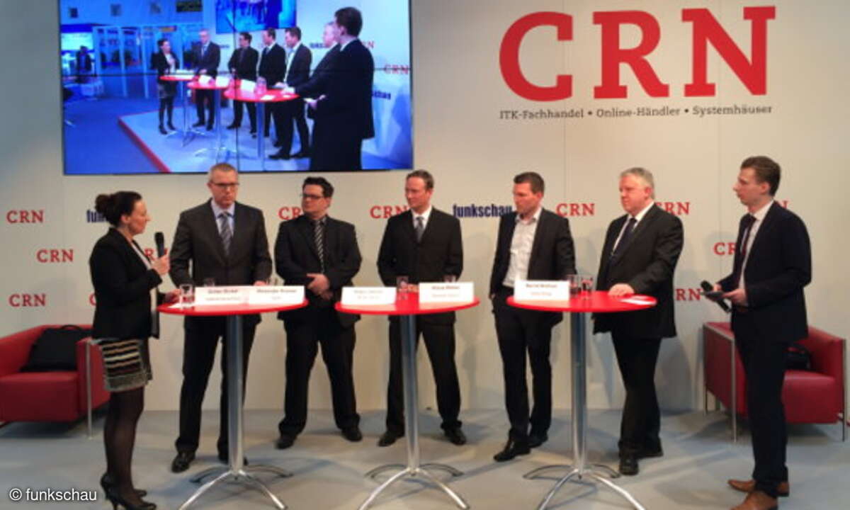 Die Moderatoren Claudia Rayling (links) und Stefan Adelmann (rechts) diskutierten mit (v.li.) Zoltan Bickel (Vodafone), Alexander Kramer (YourIT), Magnus Michael (Michael Telecom), Klaus Müller (Deutsche Telekom) und Bernd Büttner (Bintec Elmeg) über