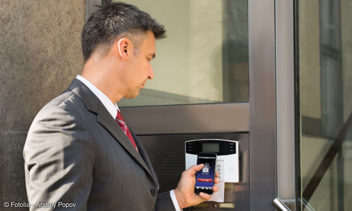 Mann öffnet Tür mit Smartphone