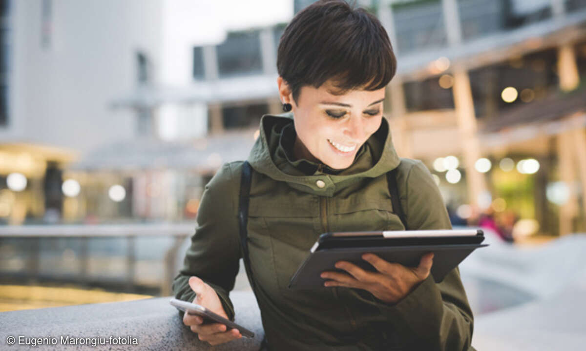 Frau mit Smartphone und Tablet