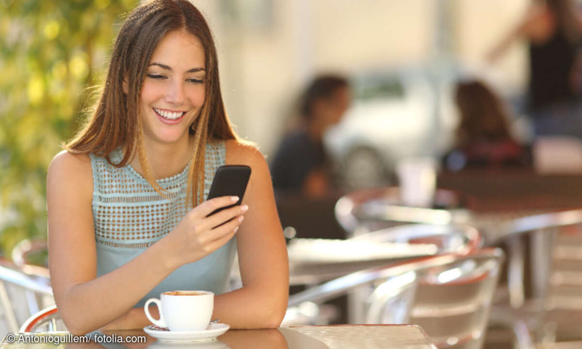 Smartphone Frau Café