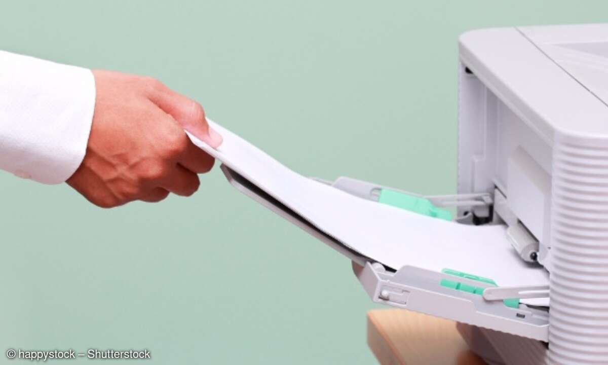 Man zieht Papier aus Drucker
