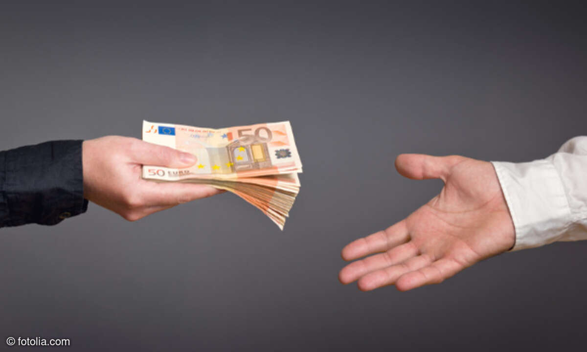 Geld überreichen