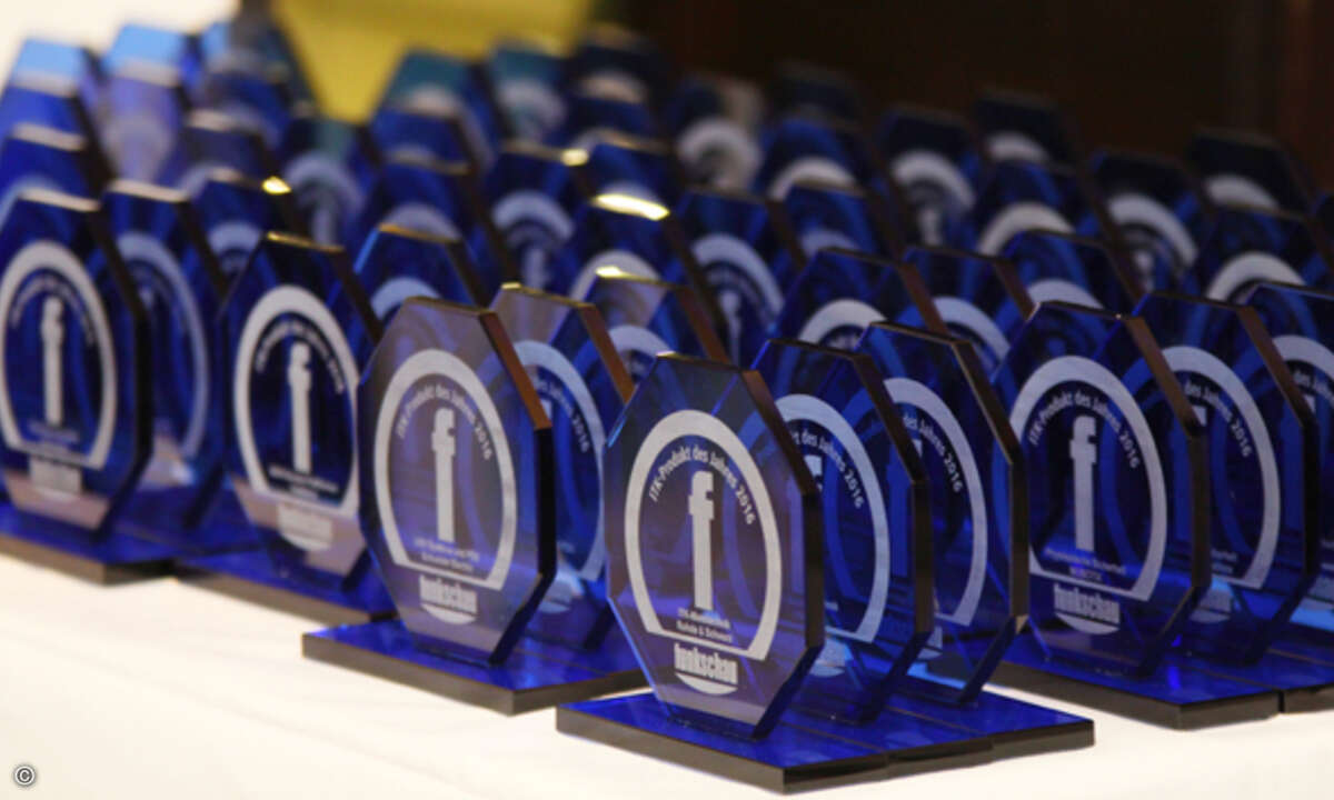 Die Gewinner durften sich auf diese blauen funkschau-Pokale freuen